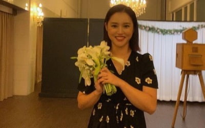 '7세 연상♥' 유소민, 이다은 '부케' 들고 활짝…재혼 시그널?[TEN★]