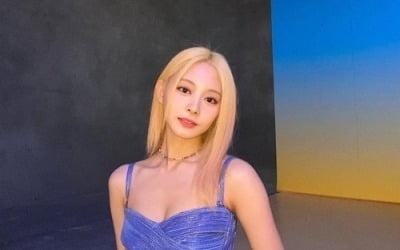트와이스 쯔위, 막내의 반전 성숙美…금발 '여신 아우라'[TEN★]