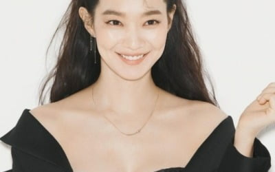 '김우빈♥' 신민아, 가슴골 노출한 파격 화보…글래머 몸매 '여전' [TEN★]