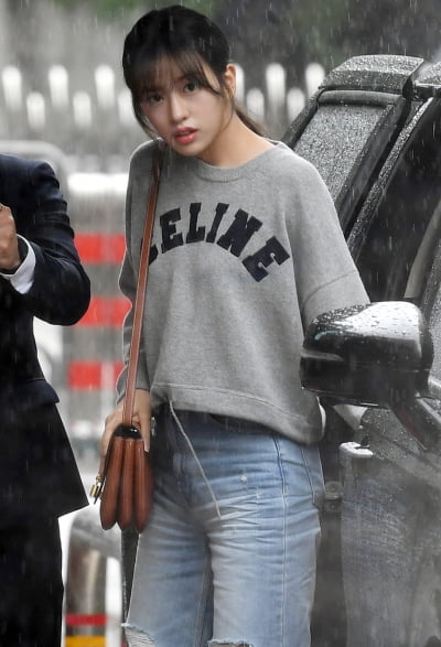 [TEN 포토] 아이브 안유진 '비가와도 빛나는 댕댕이 미모'