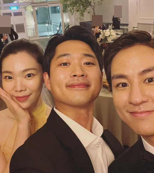 '윤남기♥' 이다은, 3부 드레스는 벨 공주님 스타일…'돌싱' 이덕연도 찰칵[TEN★]
