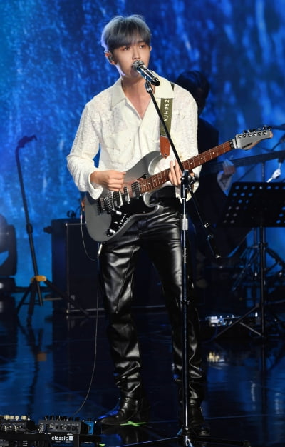 [TEN 포토] 김재환 '점점 빠져드는 무대'