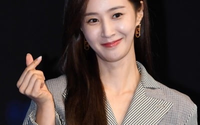 [TEN 포토] 권유리 '예능 '더 존: 버텨야 산다' 사랑해주세요'