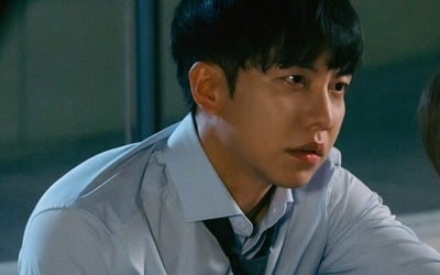 이승기, 무릎 꿇었다…이세영과 미묘한 분위기 ('법대로 사랑하라')