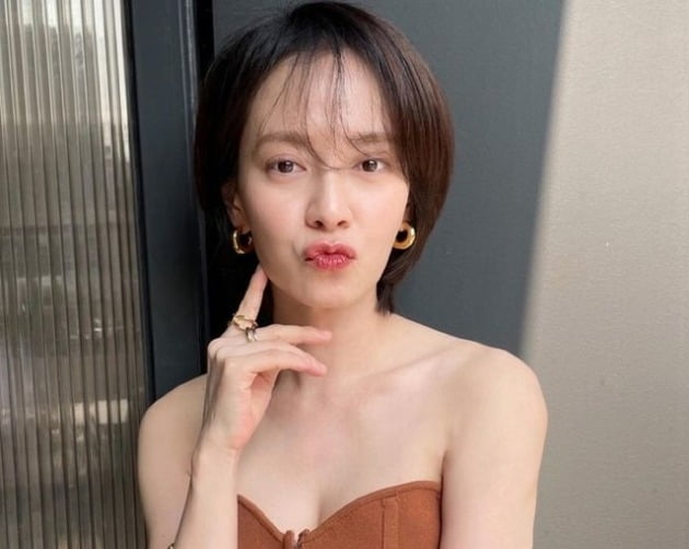 '숏컷' 송지효, 쇄골 다 드러난 튜브톱+찢어진 청바지…눈에 띄는 볼륨감[TEN★]
