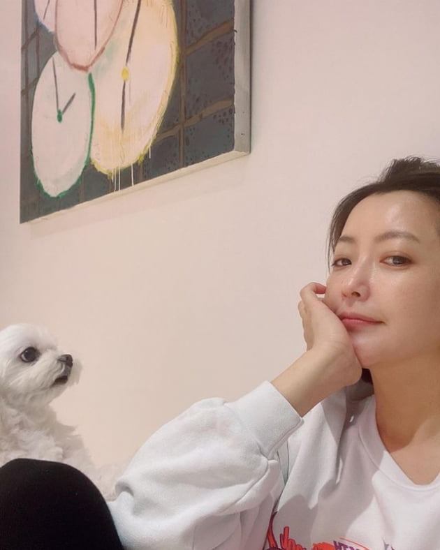김희선, 수수한 화장에도 빛나는 미모...20대도 부러워할 모찌피부[TEN★]