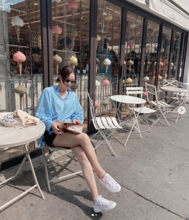 '권상우♥' 손태영, 가을햇살 맞으며 힐링중...끝도 없는 다리길이[TEN★]