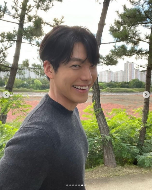 김우빈, 가을 알리는 청량한 비주얼...미소가 햇살[TEN★]