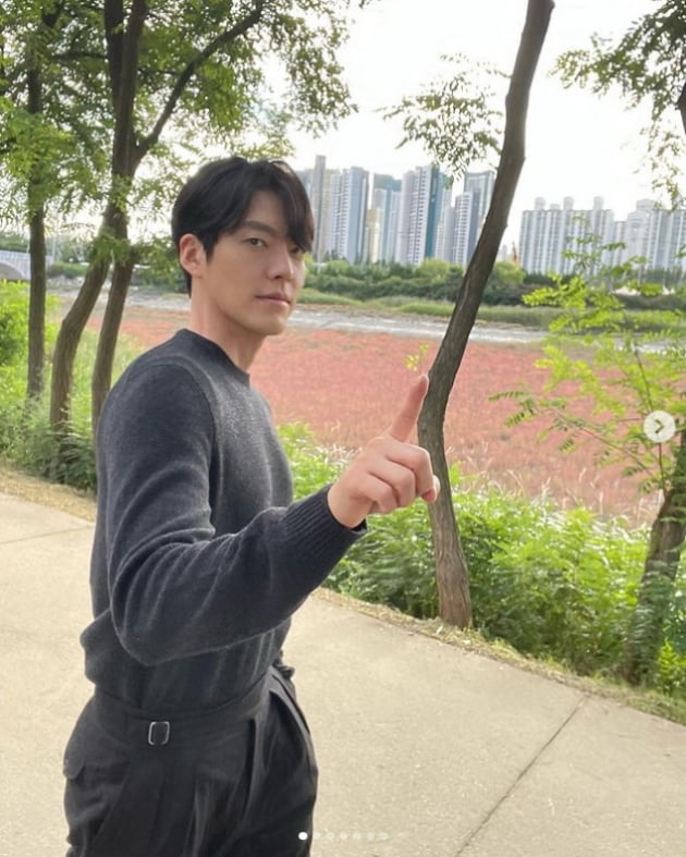김우빈, 가을 알리는 청량한 비주얼...미소가 햇살[TEN★]