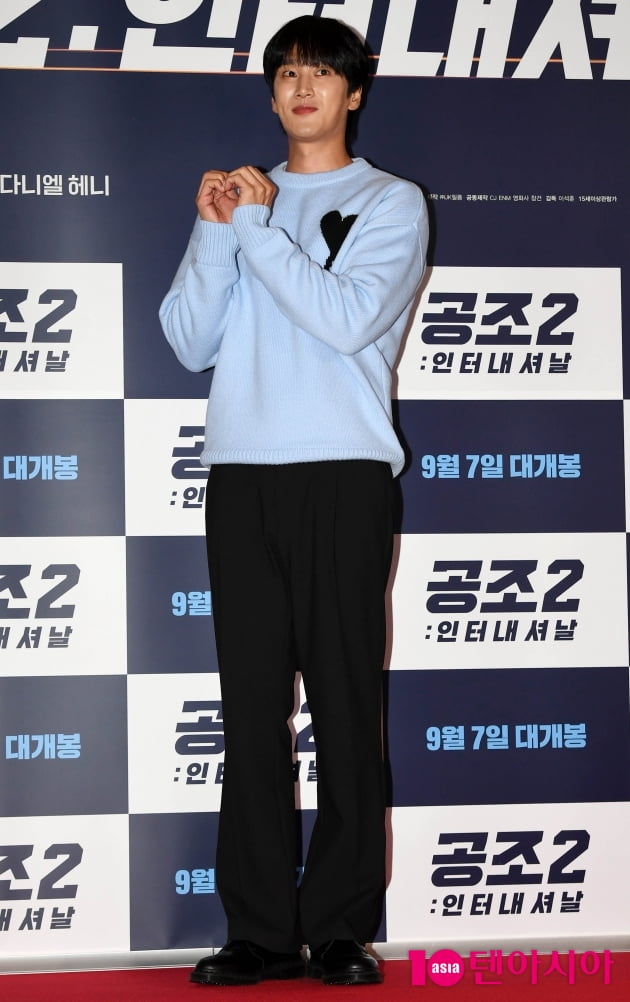 [TEN 포토] 안보현 '수줍은 하트'