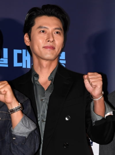 [TEN 포토] 현빈 '조각외모의 파이팅!'