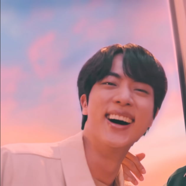 방탄소년단 진, 한 번 보면 멈출 수 없는 '월드 와이드 핸섬'