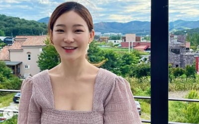 '돌싱글즈' 이아영, 가슴골 살짝 드러내고…맥심모델다운 자태[TEN★]