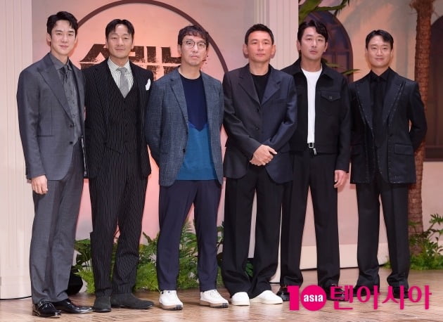 넷플릭스 시리즈 '수리남'의 제작발표회가 7일 서울 역삼동 조선팰리스 서울강남에서 열렸다. 배우 유연석, 박해수, 윤종빈 감독, 황정민, 하정우, 조우진. / 사진=조준원 기자 wizard333@