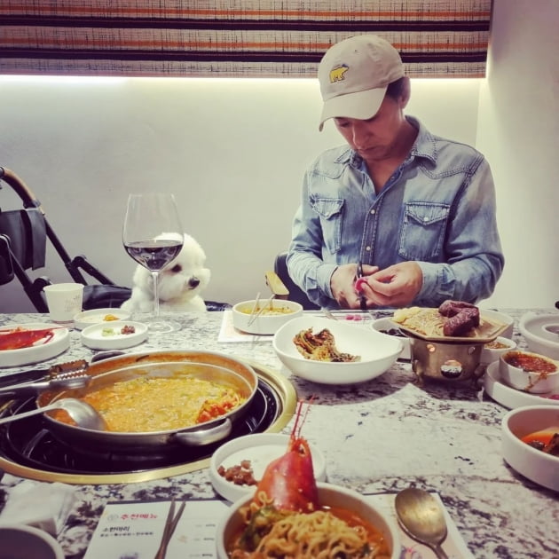 민혜연 인스타에 드디어 등장한 '두문불출' ♥주진모, 생일인데 개밥 먼저 챙기네…"육사시미"[TEN★]