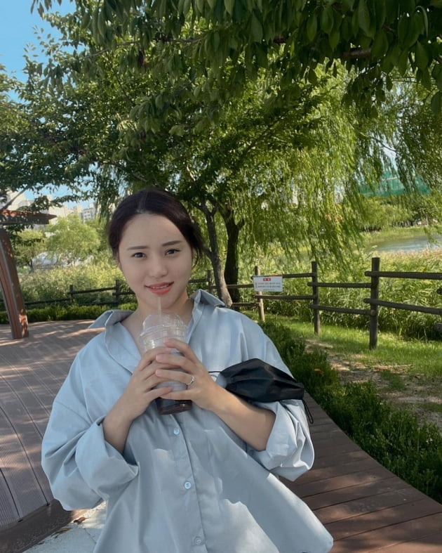 '♥7살 연상과 연애 중' 유소민, 넷째 손가락에 빛나는 반지…공원 데이트[TEN★]