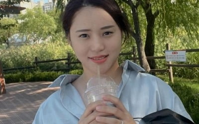 '♥7살 연상과 연애 중' 유소민, 넷째 손가락에 빛나는 반지…공원 데이트[TEN★]