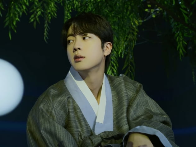 방탄소년단 진, 아름다운 한복자태...추석에는 진과 함께 '달마중'