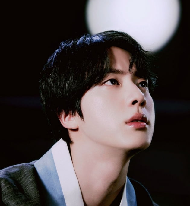 방탄소년단 진, 아름다운 한복자태...추석에는 진과 함께 '달마중'
