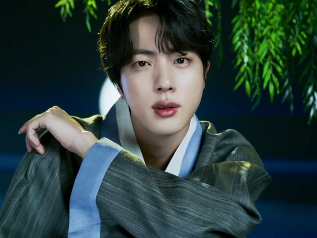 방탄소년단 진, 아름다운 한복자태...추석에는 진과 함께 '달마중'