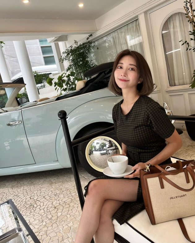 '이지훈♥' 아야네, 세컨카로 하늘색 외제차 가진 느낌…"테라스에 딱 앉기 좋은 날씨" [TEN★]