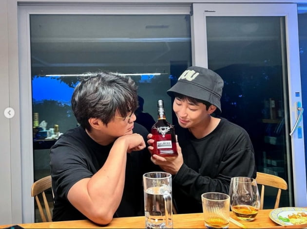 딘딘, 벌크업된 팔둑 성시경 감탄중...안보현 "술 그만 마셔"[TEN★]