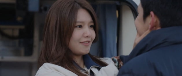 [종합] 성동일, 이동 중 휴게소에서 의식불명…혼비백산 지창욱·최수영('당소말')