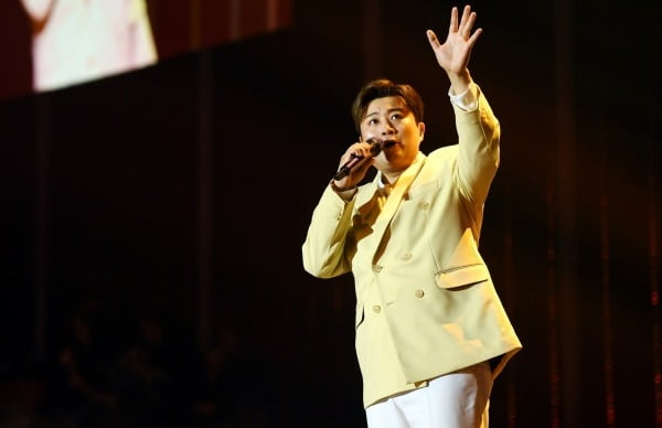 '인생 첫 TV 단독쇼' 김호중 "아무 신경도 안 쓰고 노래만 하겠다"('한가위 판타지아')