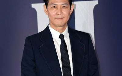 이정재, 에미상 트로피 안고 귀국 후 코로나19 확진…"자가격리 중"