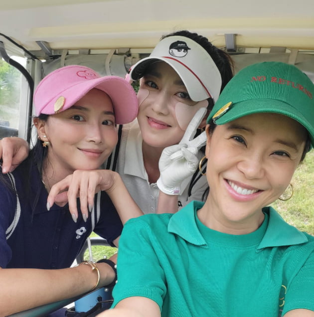 오윤아, 절친 백지영X이소연과 골프장 수놓은 미모[TEN★]