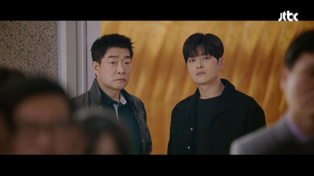 [종합] 김효진, 자선 행사 도중 '호흡곤란→기절'…회사 주가는 폭락('모범형사2')