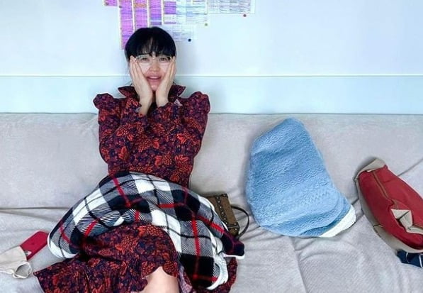 김혜수, 50대 맞아? 민낯인데 꿀피부…뿔테 안경도 잘 어울리네[TEN★]