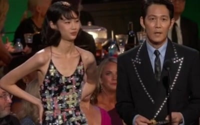 이정재X정호연, 에미상 시상자로 무대 등장…'오징어 게임' 영희인형과 인사