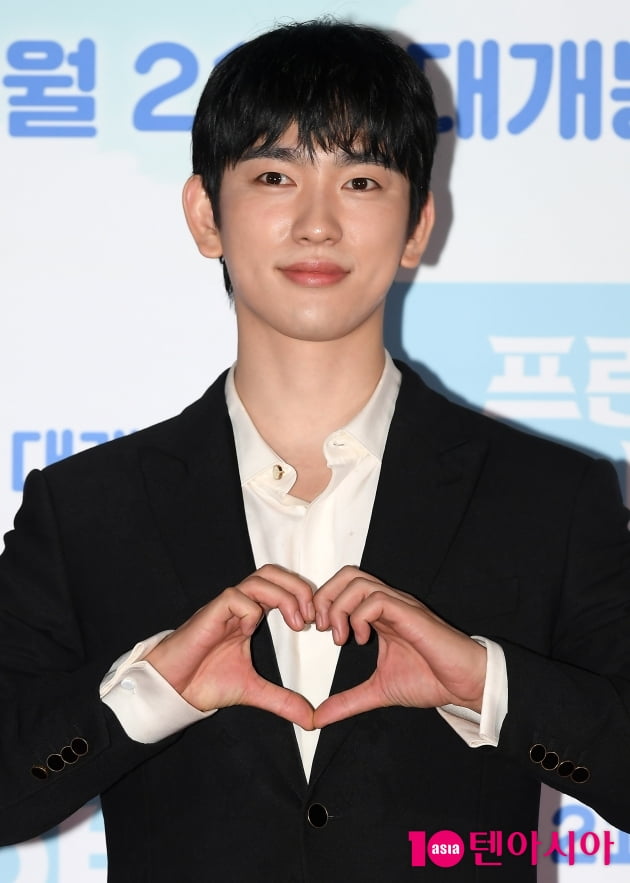 [TEN 포토] 갓세븐 진영 '바리 왕자의 심쿵 하트'