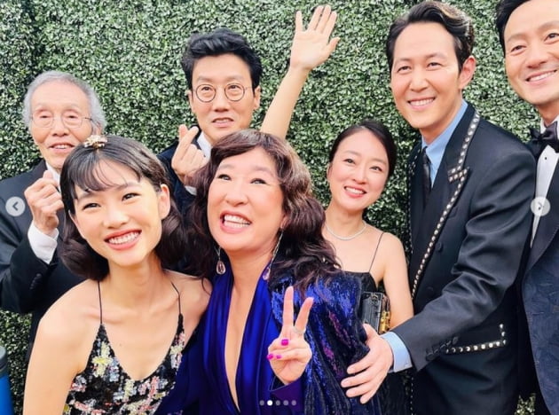 '오징어 게임' 배우들과 에미상에서 기념촬영...산드라 오 '행복한 미소'[TEN★]