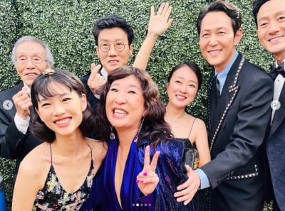 '오징어 게임' 배우들과 에미상에서 기념촬영...산드라 오 '행복한 미소'[TEN★]