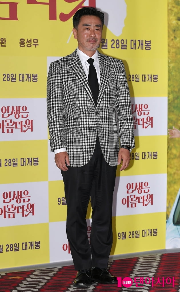 [TEN 포토] 류승룡 '화려한 수트핏'