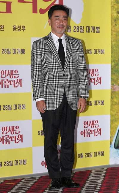 [TEN 포토] 류승룡 '화려한 수트핏'