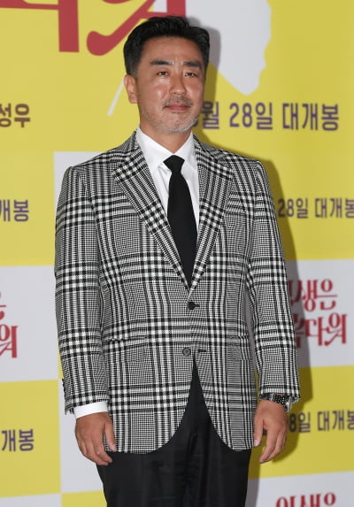 [TEN 포토] 류승룡 '여유 넘치는 포즈'