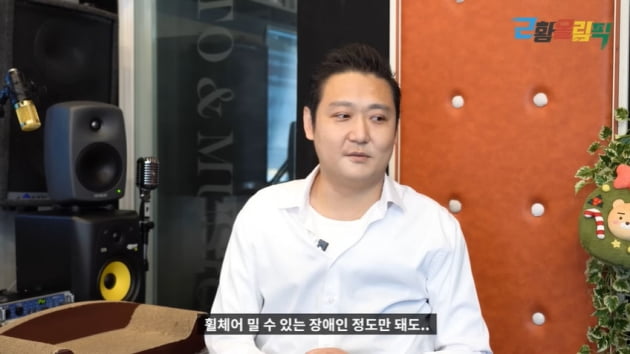 [종합] '천재보컬' 김혁건, 교통사고로 사지마비 "휠체어 밀 수 있는 정도만 되도"('근황올림픽')
