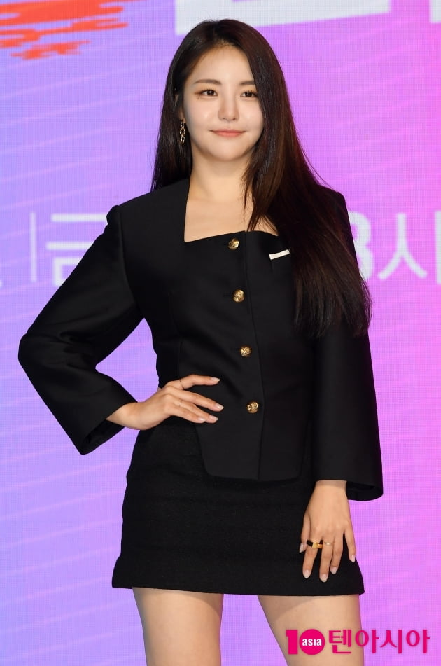 [TEN 포토] 브레이브걸스 유정 '당당한 '체인리액션' MC'