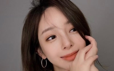 야옹이 작가, 악세사리도·비주얼도 '명품'…연예인 뺨치는 미모[TEN★]