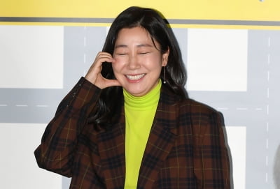 [TEN 포토] 라미란 '심쿵 볼하트'