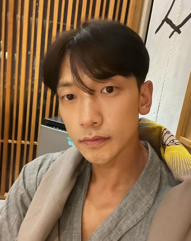비, ♥김태희가 반한 또렷한 이목구비...점점 더 어려지는 중TEN★]