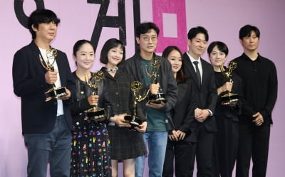 [TEN 포토] 오징어게임, 에미상 6관왕 수상의 영광