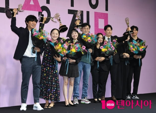 [TEN 포토] 오징어게임, 에미상 6관왕 주역들