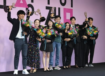 [TEN 포토] 오징어게임, 에미상 6관왕 주역들