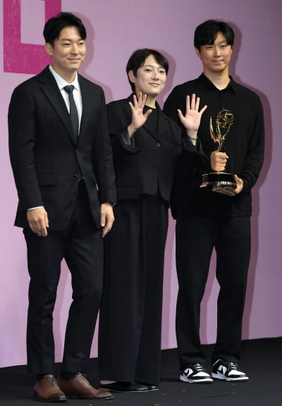 [TEN 포토] 오징어게임 베스트 스턴트 ' 에미상 탔어요'