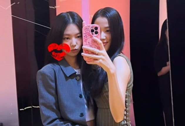 블랙핑크 제니, 지수 허리에 손 갖다대고 입술 쭉…뾰루통한 표정[TEN★]