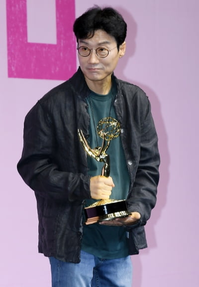 [TEN 포토] 오징어게임 황동혁 감독, "평생 기억에 남을 1년...내일이면 공개 1주년"